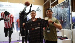 阿里国际站美国峰会上中国商家受热捧：半天名片就发完、好友被加到爆